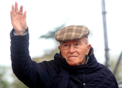 Ingrao: feretro accolto in piazza dal coro ‘Bella ciao’