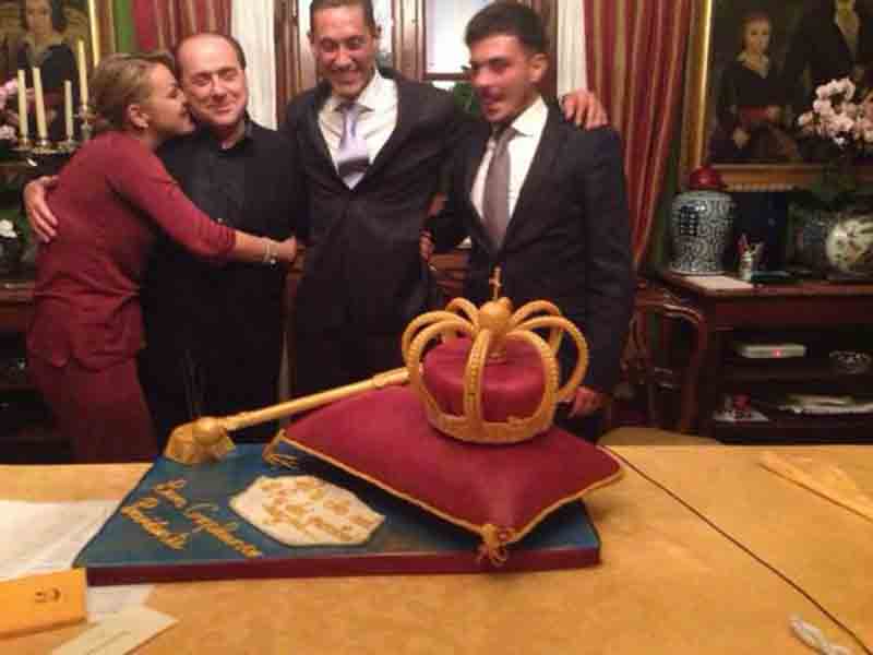 Berlusconi compra una villa per Francesca Pascale Berlusconi compra una villa per Francesca Pascale