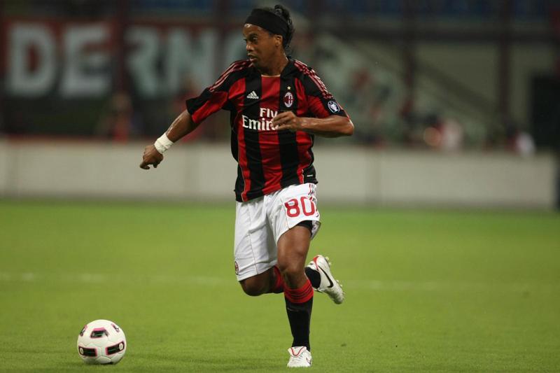 L’ex Milan e Barcellona, Ronaldinho pensa all’avventura in Cina L’ex Milan e Barcellona, Ronaldinho pensa all’avventura in Cina
