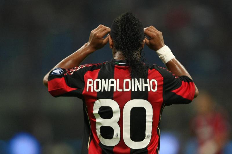 L’ex Milan e Barcellona, Ronaldinho pensa all’avventura in Cina L’ex Milan e Barcellona, Ronaldinho pensa all’avventura in Cina