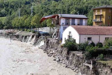 Maltempo, allagamenti a Olbia: demolito ponte sul rio esondato