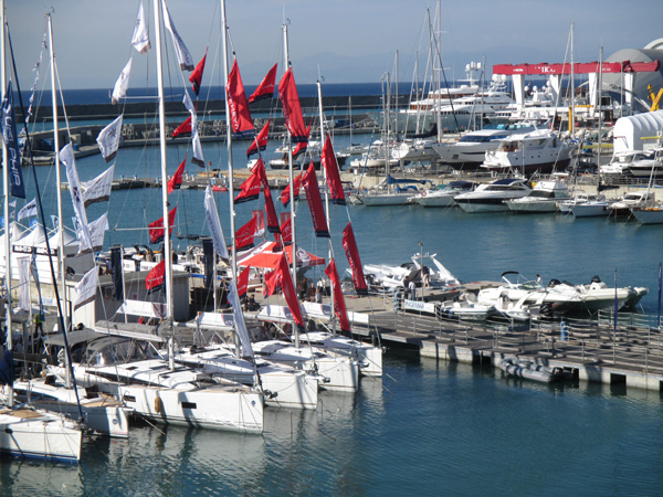 A Genova la nautica riparte. Le barche si guidano con lo smartphone A Genova la nautica riparte. Le barche si guidano con lo smartphone