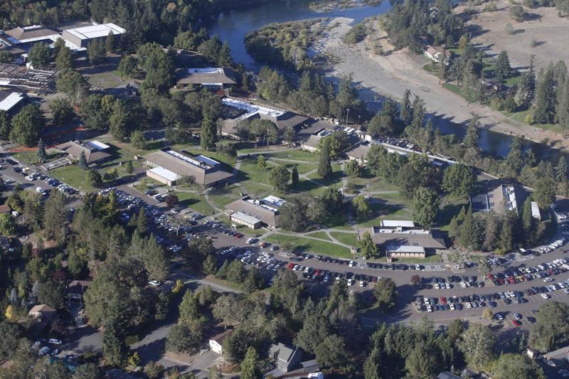 Usa, strage al college in Oregon. Di che religione sei? Poi gli spari Usa, strage al college in Oregon. Di che religione sei? Poi gli spari
