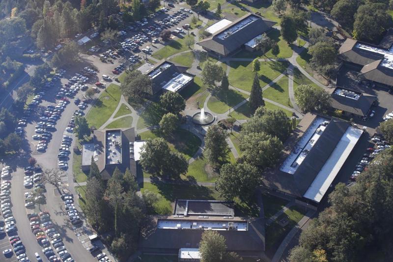 Usa, strage al college in Oregon. Di che religione sei? Poi gli spari Usa, strage al college in Oregon. Di che religione sei? Poi gli spari
