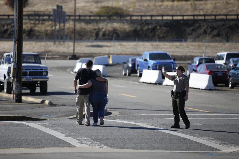Usa, strage al college in Oregon. Di che religione sei? Poi gli spari Usa, strage al college in Oregon. Di che religione sei? Poi gli spari