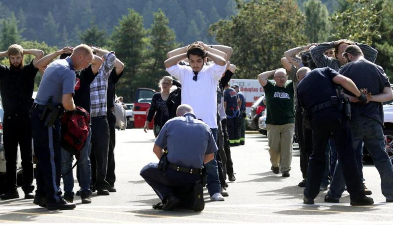 Usa, strage al college in Oregon. Di che religione sei? Poi gli spari Usa, strage al college in Oregon. Di che religione sei? Poi gli spari
