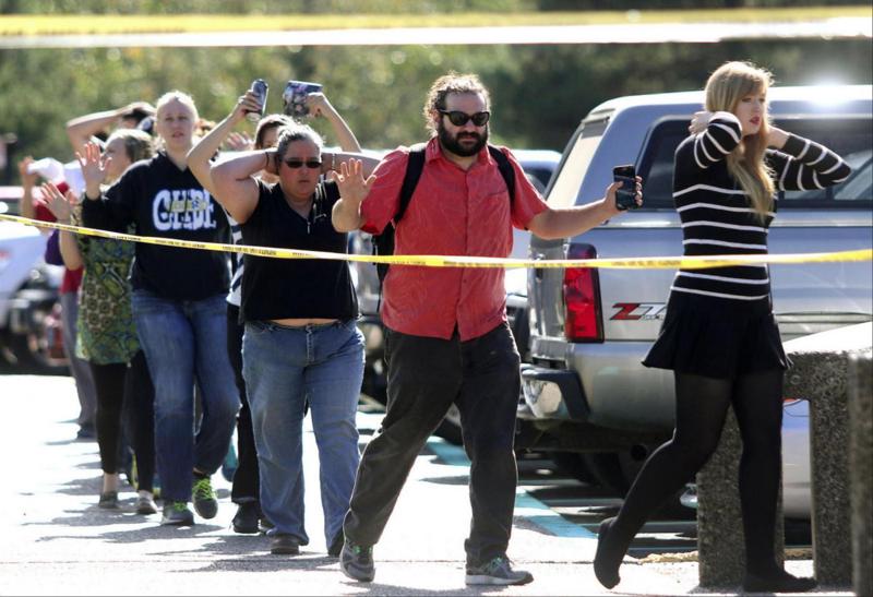 Usa, strage al college in Oregon. Di che religione sei? Poi gli spari Usa, strage al college in Oregon. Di che religione sei? Poi gli spari