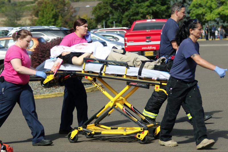 Usa, strage al college in Oregon. Di che religione sei? Poi gli spari Usa, strage al college in Oregon. Di che religione sei? Poi gli spari