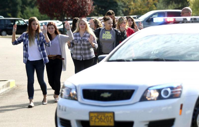 Usa, strage al college in Oregon. Di che religione sei? Poi gli spari Usa, strage al college in Oregon. Di che religione sei? Poi gli spari