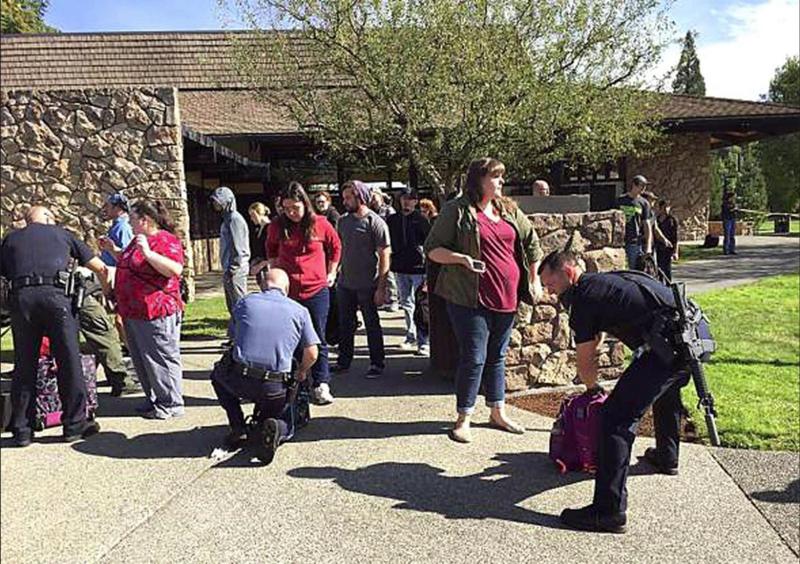 Usa, strage al college in Oregon. Di che religione sei? Poi gli spari Usa, strage al college in Oregon. Di che religione sei? Poi gli spari