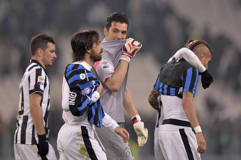 Pallone d’Oro: Buffon out, Medel in nomination. Ironia social. La lista Pallone d’Oro: Buffon out, Medel in nomination. Ironia social. La lista
