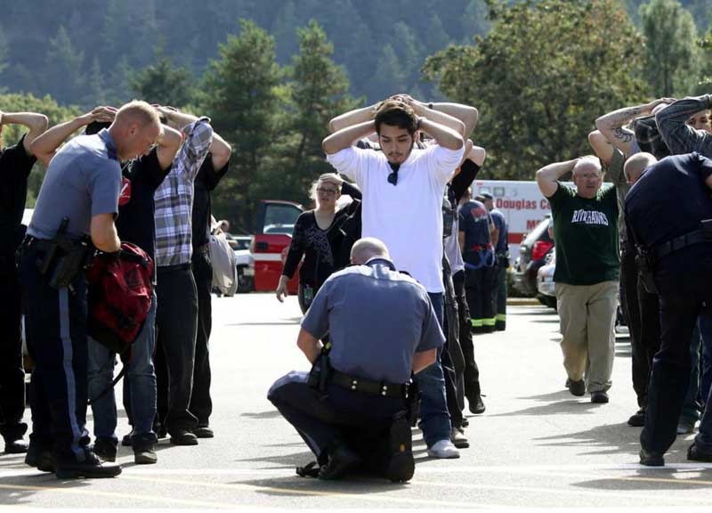 Usa, strage al college in Oregon. Di che religione sei? Poi gli spari Usa, strage al college in Oregon. Di che religione sei? Poi gli spari