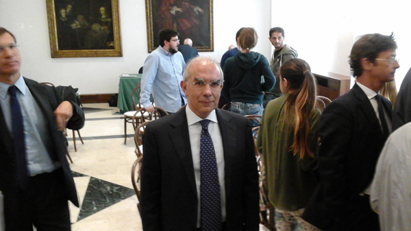 Intesa scommette sulla casa. Il Ceo Messina ad Affari: “Via le tasse? Ha ragione Renzi e non l’Ue” Intesa scommette sulla casa. Il Ceo Messina ad Affari: “Via le tasse? Ha ragione Renzi e non l’Ue”