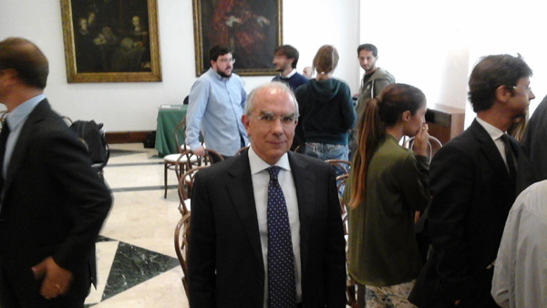 Intesa scommette sulla casa. Il Ceo Messina ad Affari: “Via le tasse? Ha ragione Renzi e non l’Ue” Intesa scommette sulla casa. Il Ceo Messina ad Affari: “Via le tasse? Ha ragione Renzi e non l’Ue”
