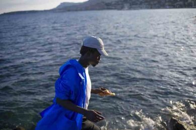 I migranti ‘assaltano’ il Tunnel della Manica, traffico interrotto