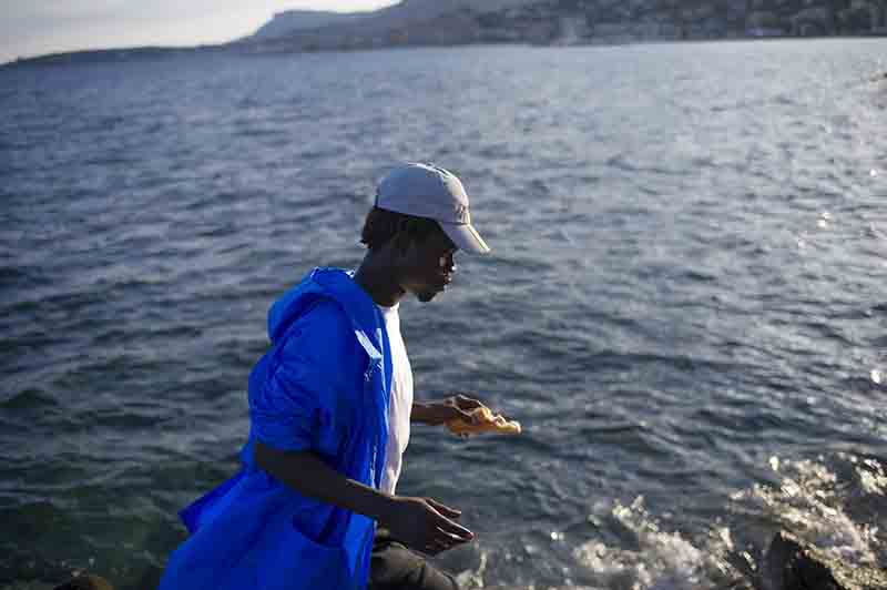 I migranti ‘assaltano’ il Tunnel della Manica, traffico interrotto I migranti ‘assaltano’ il Tunnel della Manica, traffico interrotto