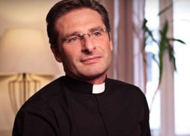 Il compagno del teologo gay: “Ora liberi dalla vergogna”