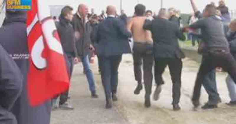 Air France, violente proteste contro i tagli. Manager picchiato Air France, violente proteste contro i tagli. Manager picchiato