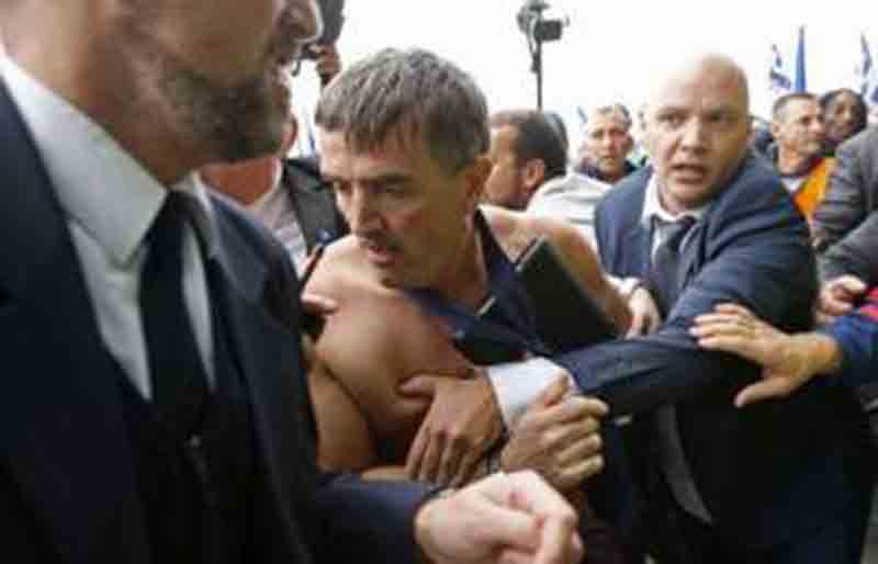 Air France, violente proteste contro i tagli. Manager picchiato Air France, violente proteste contro i tagli. Manager picchiato