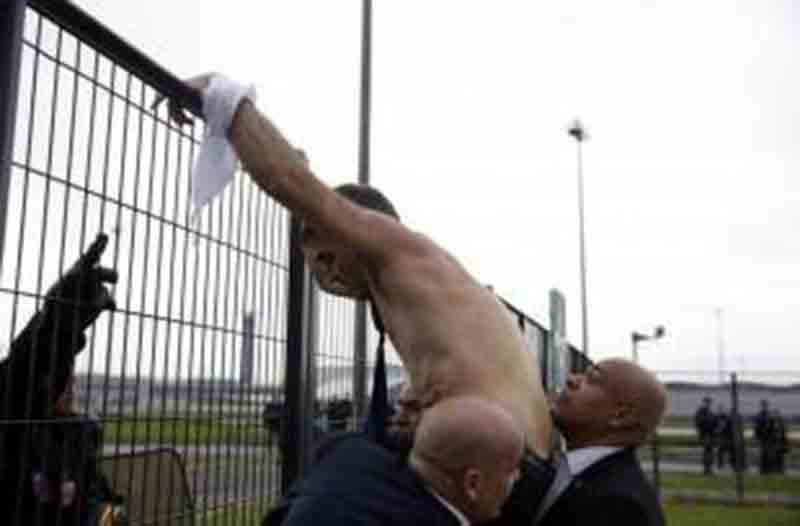 Air France, violente proteste contro i tagli. Manager picchiato Air France, violente proteste contro i tagli. Manager picchiato