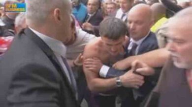 Air France, violente proteste contro i tagli. Manager picchiato