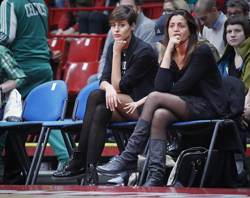 Olimpia Milano-Celtics, miss Alice Sabatini e le cheerleaders: che show Olimpia Milano-Celtics, miss Alice Sabatini e le cheerleaders: che show