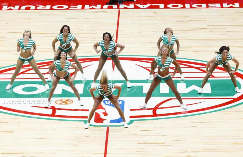 Olimpia Milano-Celtics, miss Alice Sabatini e le cheerleaders: che show Olimpia Milano-Celtics, miss Alice Sabatini e le cheerleaders: che show