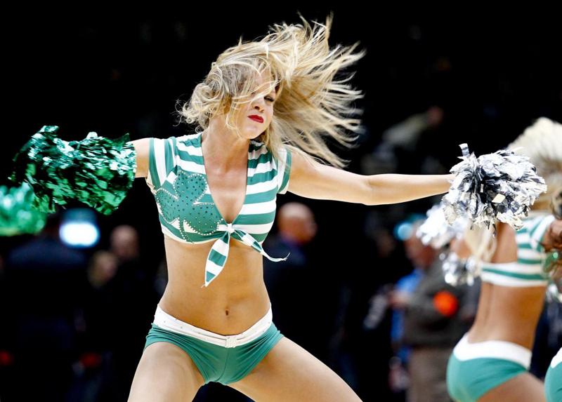 Olimpia Milano-Celtics, miss Alice Sabatini e le cheerleaders: che show Olimpia Milano-Celtics, miss Alice Sabatini e le cheerleaders: che show