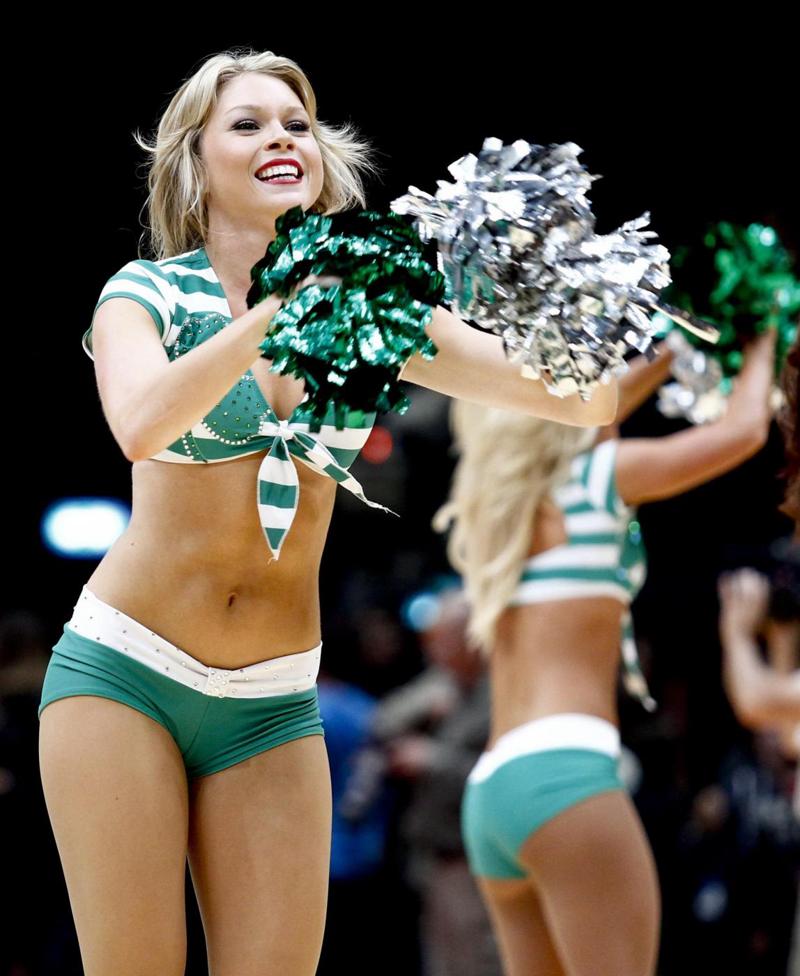 Olimpia Milano-Celtics, miss Alice Sabatini e le cheerleaders: che show Olimpia Milano-Celtics, miss Alice Sabatini e le cheerleaders: che show