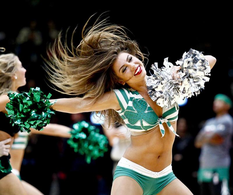 Olimpia Milano-Celtics, miss Alice Sabatini e le cheerleaders: che show Olimpia Milano-Celtics, miss Alice Sabatini e le cheerleaders: che show