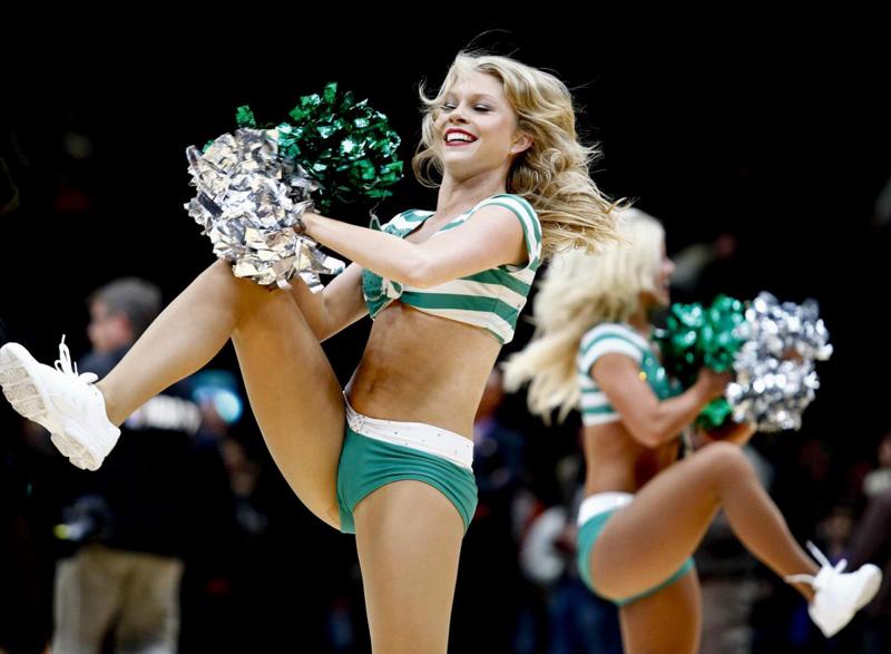 Olimpia Milano-Celtics, miss Alice Sabatini e le cheerleaders: che show Olimpia Milano-Celtics, miss Alice Sabatini e le cheerleaders: che show