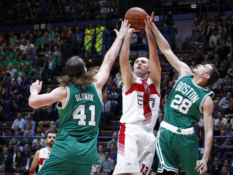 Olimpia Milano-Celtics, miss Alice Sabatini e le cheerleaders: che show Olimpia Milano-Celtics, miss Alice Sabatini e le cheerleaders: che show