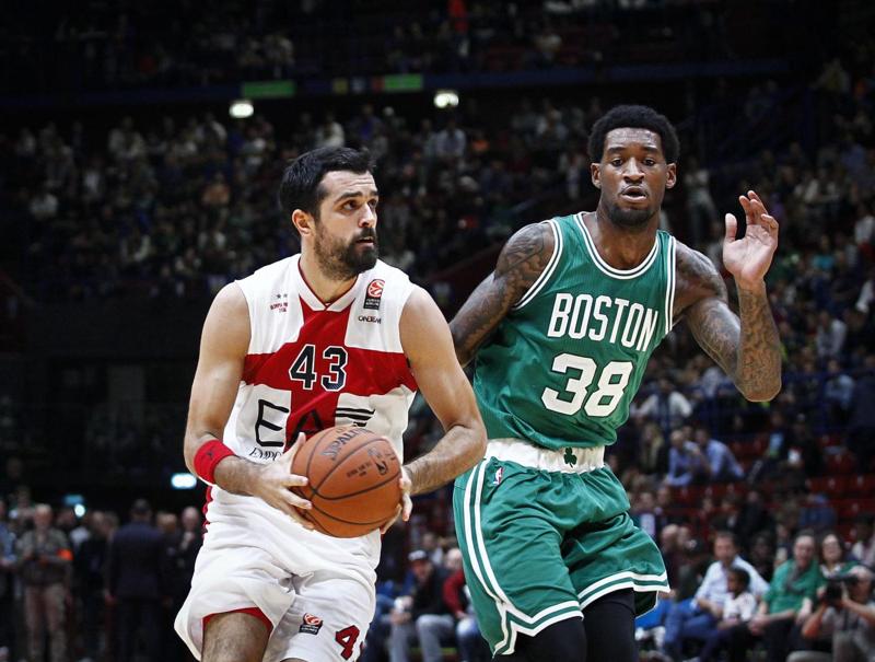 Olimpia Milano-Celtics, miss Alice Sabatini e le cheerleaders: che show Olimpia Milano-Celtics, miss Alice Sabatini e le cheerleaders: che show