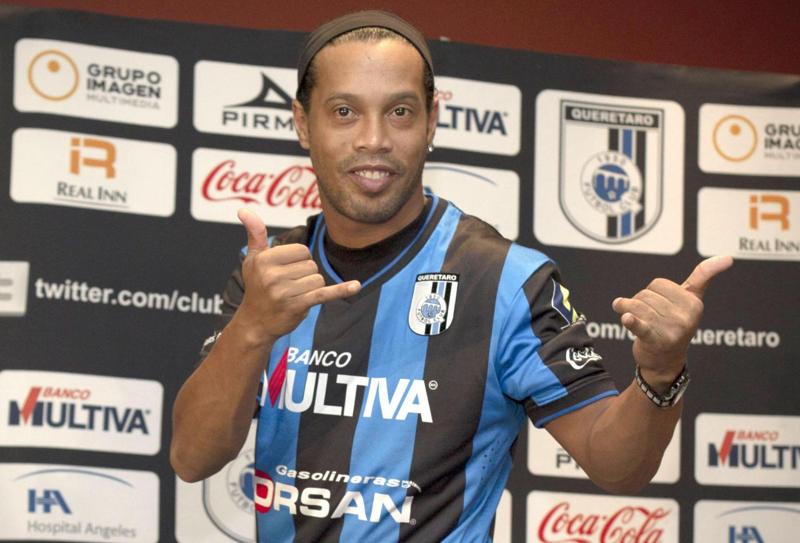 Ronaldinho rilancia a 35 anni: “Ritiro? Macché, sono pieno di offerte” Ronaldinho rilancia a 35 anni: “Ritiro? Macché, sono pieno di offerte”