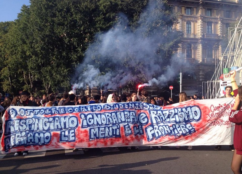 “La scuola non è un’azienda”: il corteo studentesco blocca la città “La scuola non è un’azienda”: il corteo studentesco blocca la città