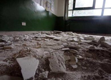 Scuola, cadono calcinacci in classe: feriti maestra e alunno disabile