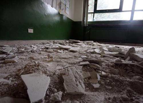 Scuola, cadono calcinacci in classe: feriti maestra e alunno disabile Scuola, cadono calcinacci in classe: feriti maestra e alunno disabile