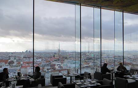 Mercatini di Natale, Vienna è pronta: ne ha 22. E c’è anche la stagione dei balli