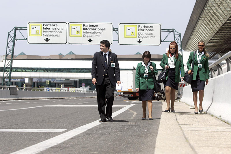 Alitalia sfida Ryanair. Hogan: “Tagli ai costi” Alitalia sfida Ryanair. Hogan: “Tagli ai costi”