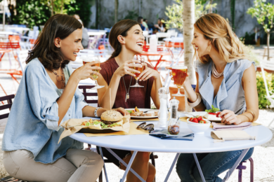 Birra e donne, 9 motivi per cui una “piccola” fa bene a bellezza e salute