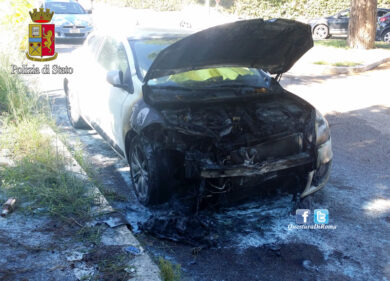 Porta a spasso il cane e incendia auto. Preso il piromane, terrore dell’Aurelio