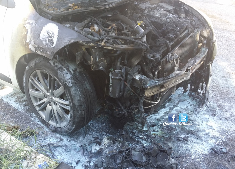 Porta a spasso il cane e incendia auto. Preso il piromane, terrore dell’Aurelio