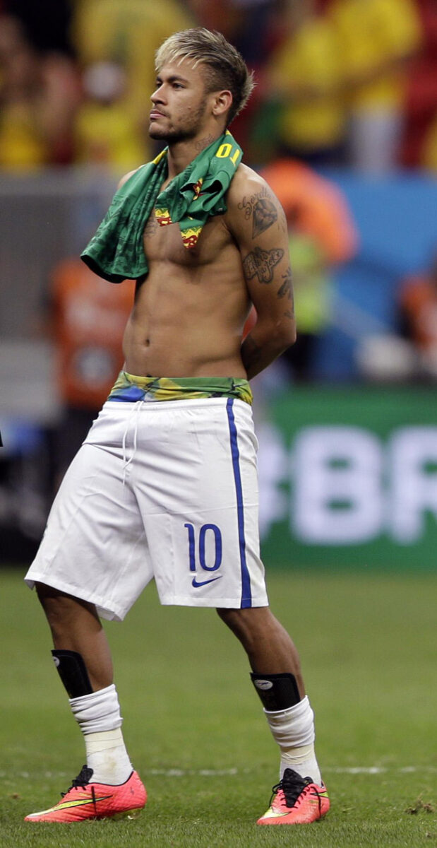 Barcellona choc: Santos chiede sei mesi di stop per Neymar Barcellona choc: Santos chiede sei mesi di stop per Neymar