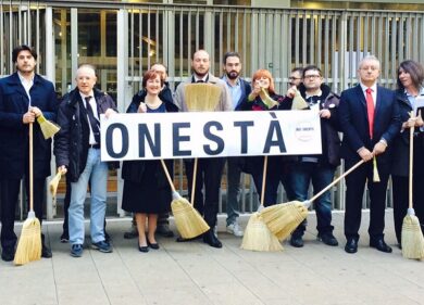 Mozione sfiducia in Regione: flash mob 5 stelle con le scope