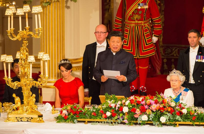 Kate Middleton con tiara e abito rosso per il presidente cinese. Foto Kate Middleton con tiara e abito rosso per il presidente cinese. Foto