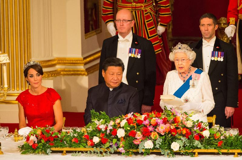 Kate Middleton con tiara e abito rosso per il presidente cinese. Foto Kate Middleton con tiara e abito rosso per il presidente cinese. Foto