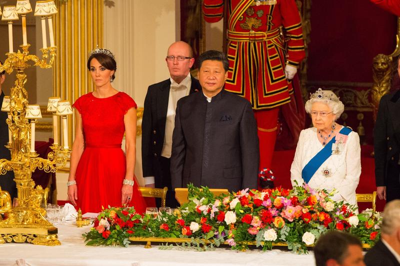 Kate Middleton con tiara e abito rosso per il presidente cinese. Foto Kate Middleton con tiara e abito rosso per il presidente cinese. Foto
