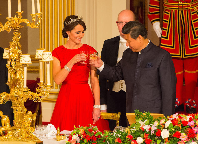 Kate Middleton con tiara e abito rosso per il presidente cinese. Foto Kate Middleton con tiara e abito rosso per il presidente cinese. Foto