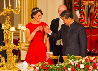 Kate Middleton con tiara e abito rosso per il presidente cinese. Foto