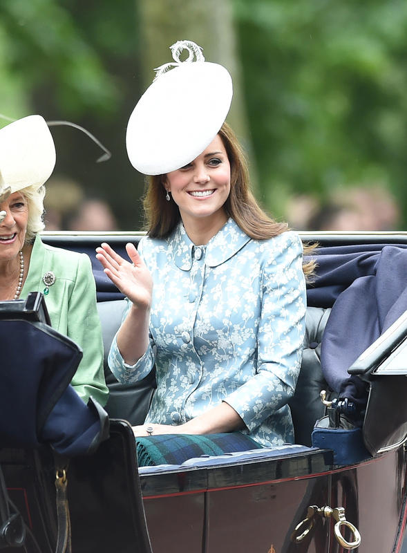 Kate Middleton con tiara e abito rosso per il presidente cinese. Foto Kate Middleton con tiara e abito rosso per il presidente cinese. Foto